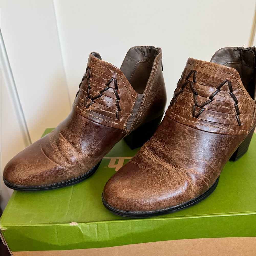 Earth Merlin Taupe Leather Ankle Western Booties Women’s Size 7 - Picture 5 of 7
